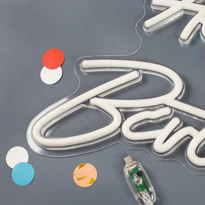 Detailaufnahme vom linken Schriftzug des Happy Birthday Schilds mit Controller