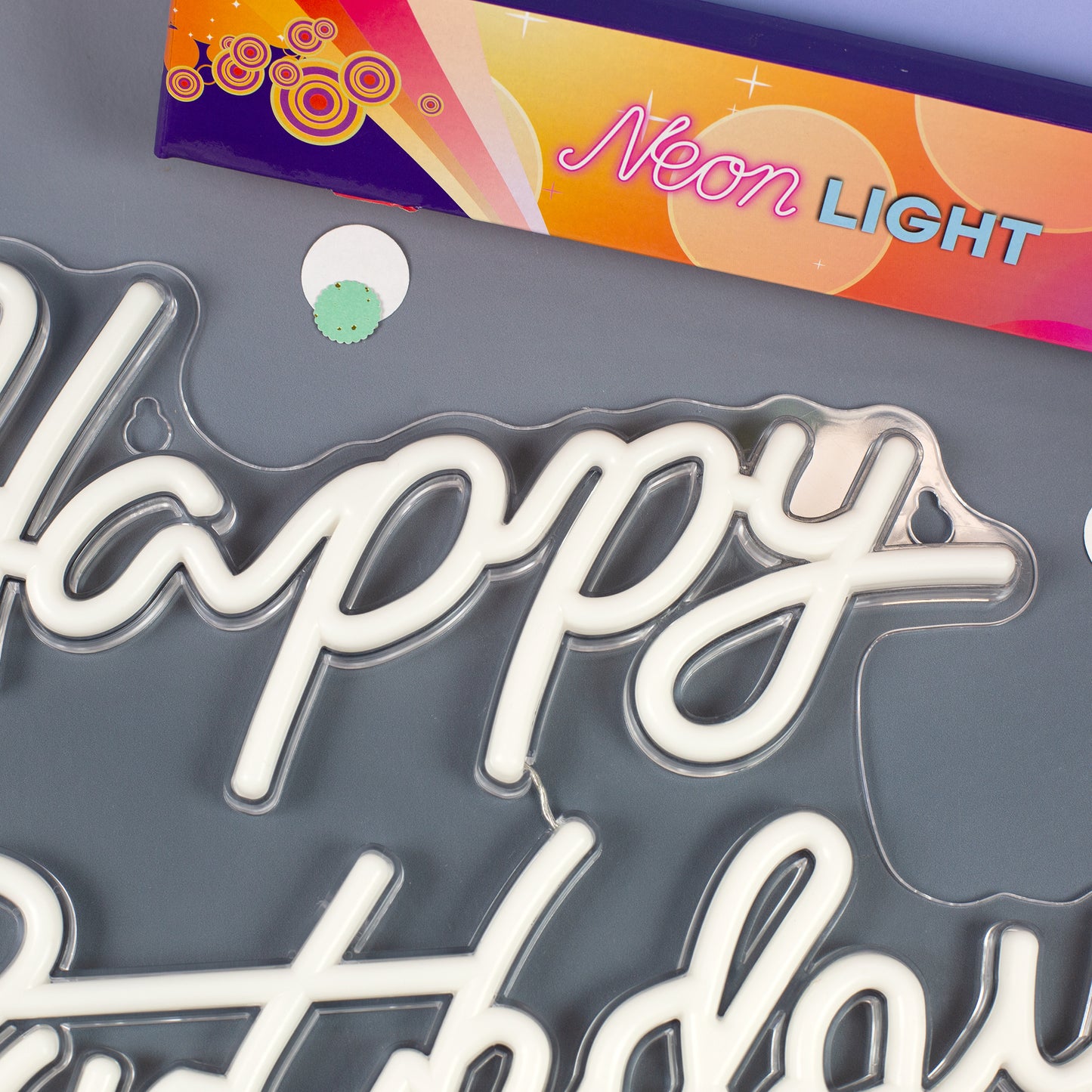 Detailaufnahme vom oberen Schriftzug des Happy Birthday Schilds mit Verpackung