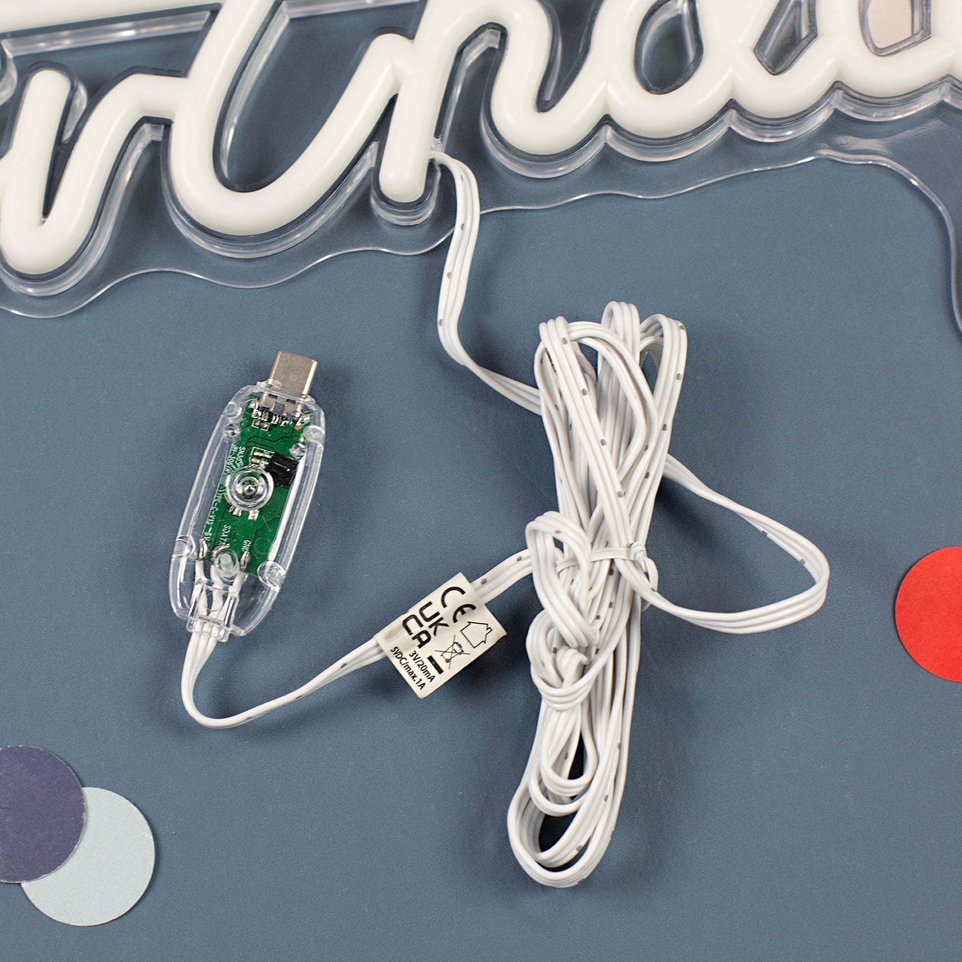 Detailaufnahme von USB-C Kabel und Schalter des Happy Birthday LED Schilds