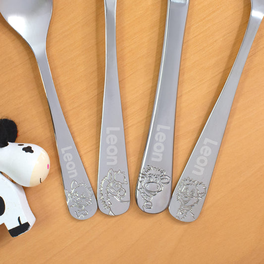 Detailaufnahme Besteckgriffe mit Gravur „Leon“ und Hoftier-Motiven (Katze, Pferd, Kuh, Hund)