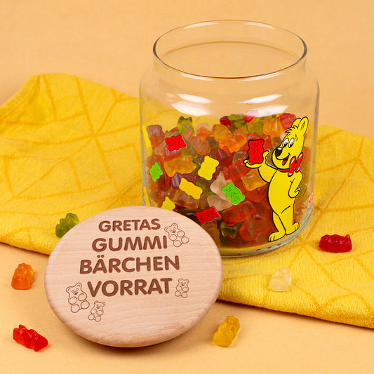 Vorratsglas mit HARIBO Goldbär-Motiv und personalisiertem Holzdeckel, gefüllt mit bunten Gummibärchen.