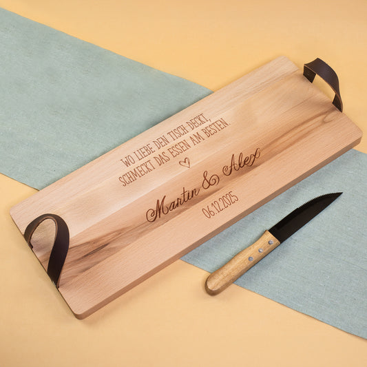 Servierbrett mit Ledergriffen und Gravur „Wo Liebe den Tisch deckt“, personalisiert mit Namen und Datum