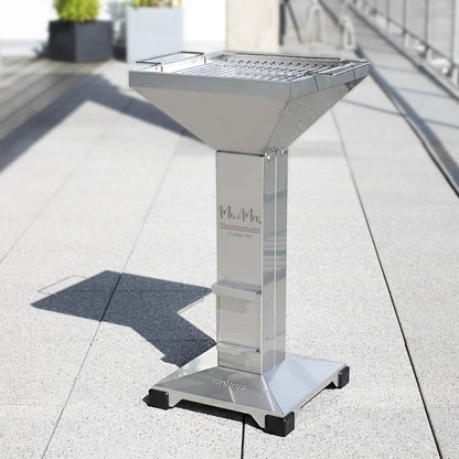Gravierter Edelstahl-Säulengrill von Thüros mit "Mr und Mrs" und Personalisierung als Hochzeitsgeschenk