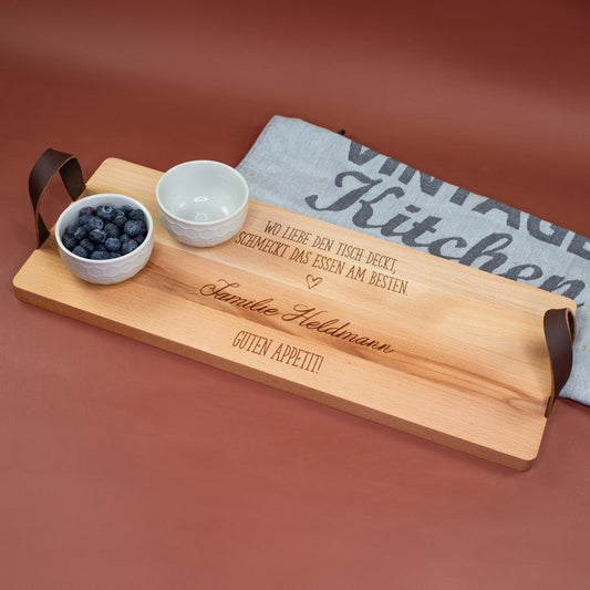 Servierbrett aus Buchenholz mit Ledergriffen, Gravur „Wo Liebe den Tisch deckt“ und personalisiertem Wunschtext