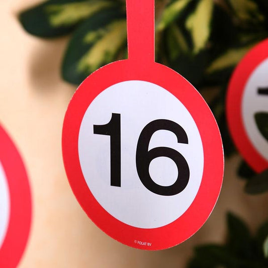 Pappanhänger mit der Zahl 16
