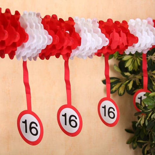 Papiergirlande mit Verkehrszeichen zum 16. Geburtstag