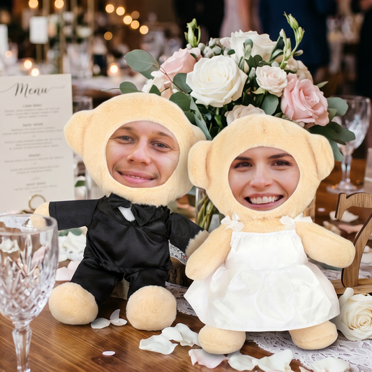 Personalisierte Braut und Bräutigam Kuscheltiere mit Fotogesichtern auf gedecktem Tisch bei einer Hochzeit