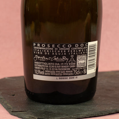 Rückseite der Scavi & Ray Prosecco-Flasche mit Produktetikett, Barcode und Angaben zu Prosecco DOC