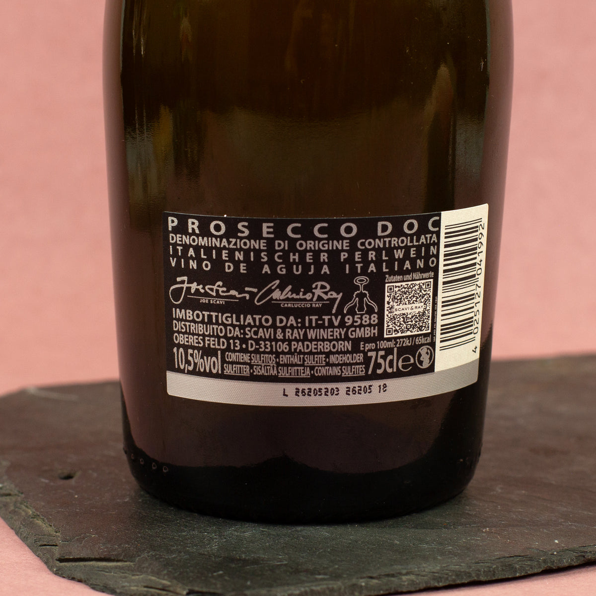 Detailaufnahme der Rückseite einer Scavi & Ray Prosecco-Flasche mit Produktetikett, Barcode und Angaben zu Prosecco DOC