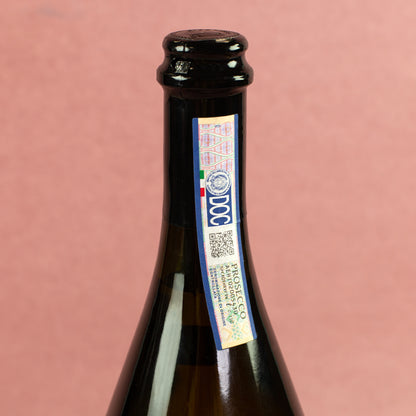 Detailaufnahme des Flaschenhalses einer Scavi & Ray Prosecco-Flasche mit DOC-Siegel und schwarzem Verschluss