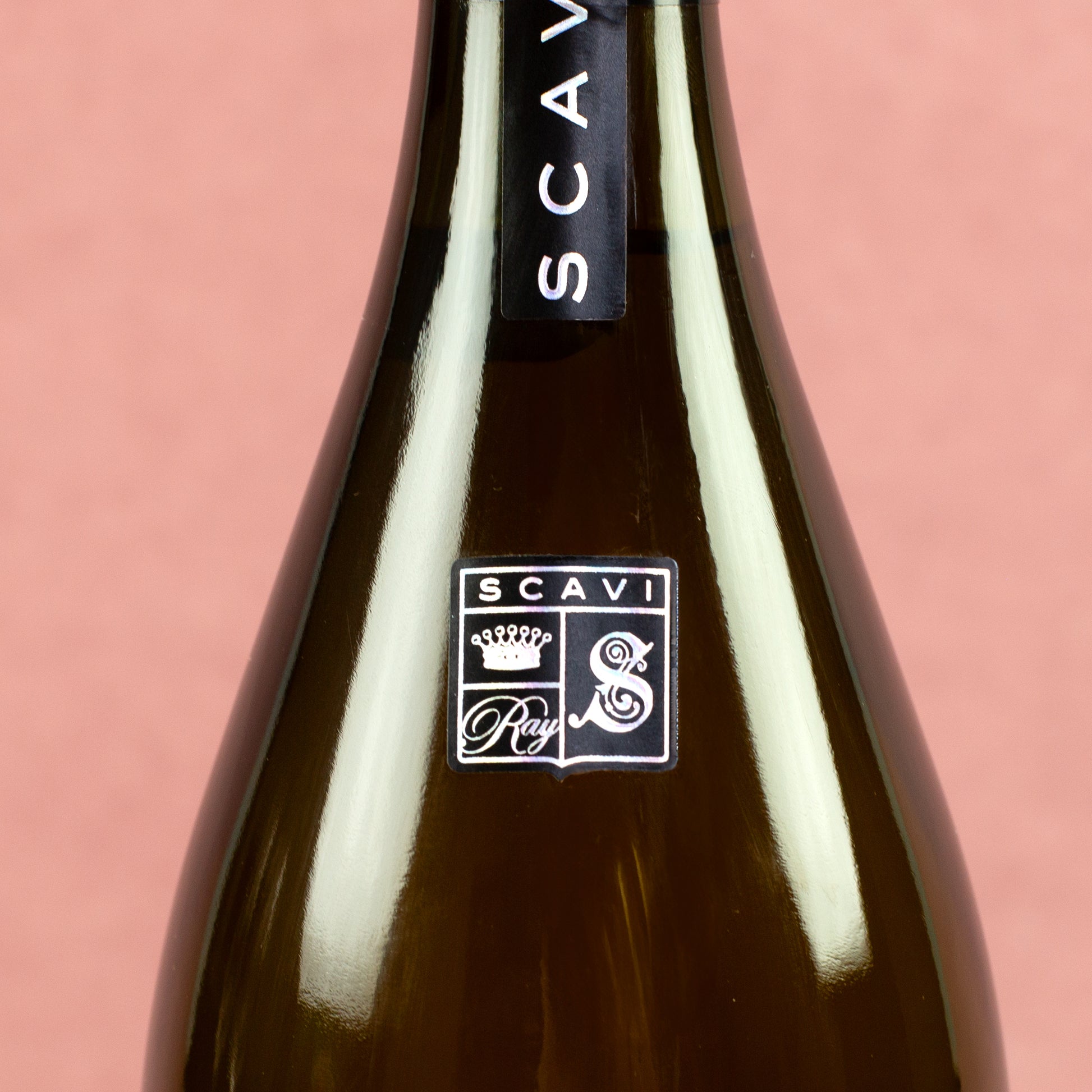 Nahaufnahme des Scavi & Ray Logos auf dem Flaschenhals der Prosecco-Flasche