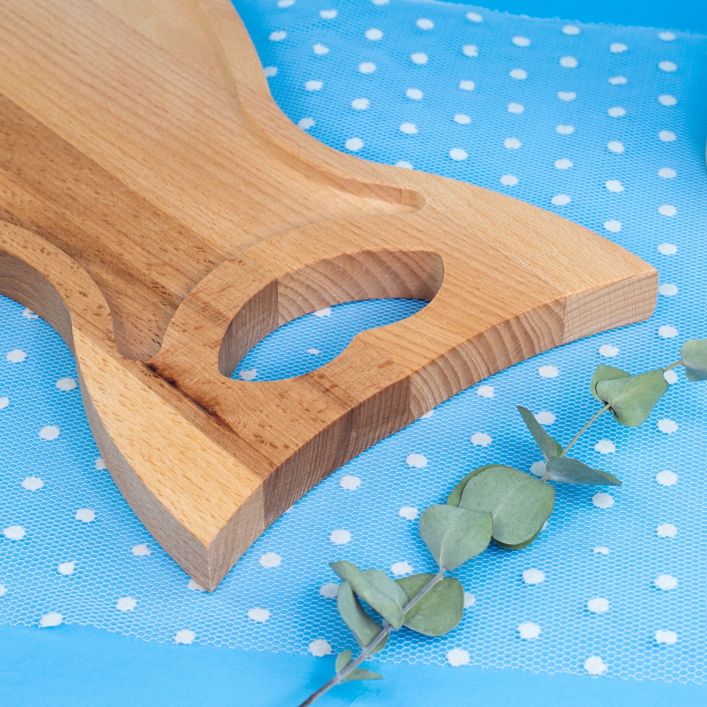 Detailaufnahme der Saftrille und der Holzstruktur des Fisch-Servierbretts