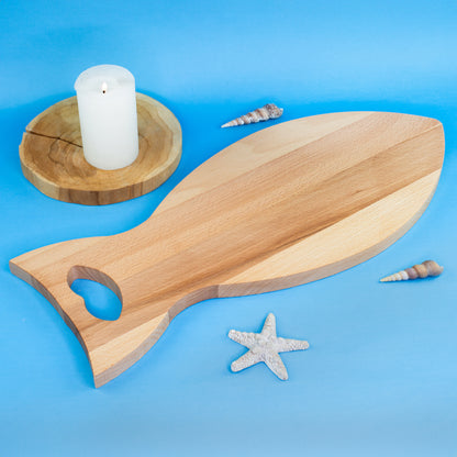 Rückseite des Servierbretts aus gedämpftem Buchenholz in Fischform