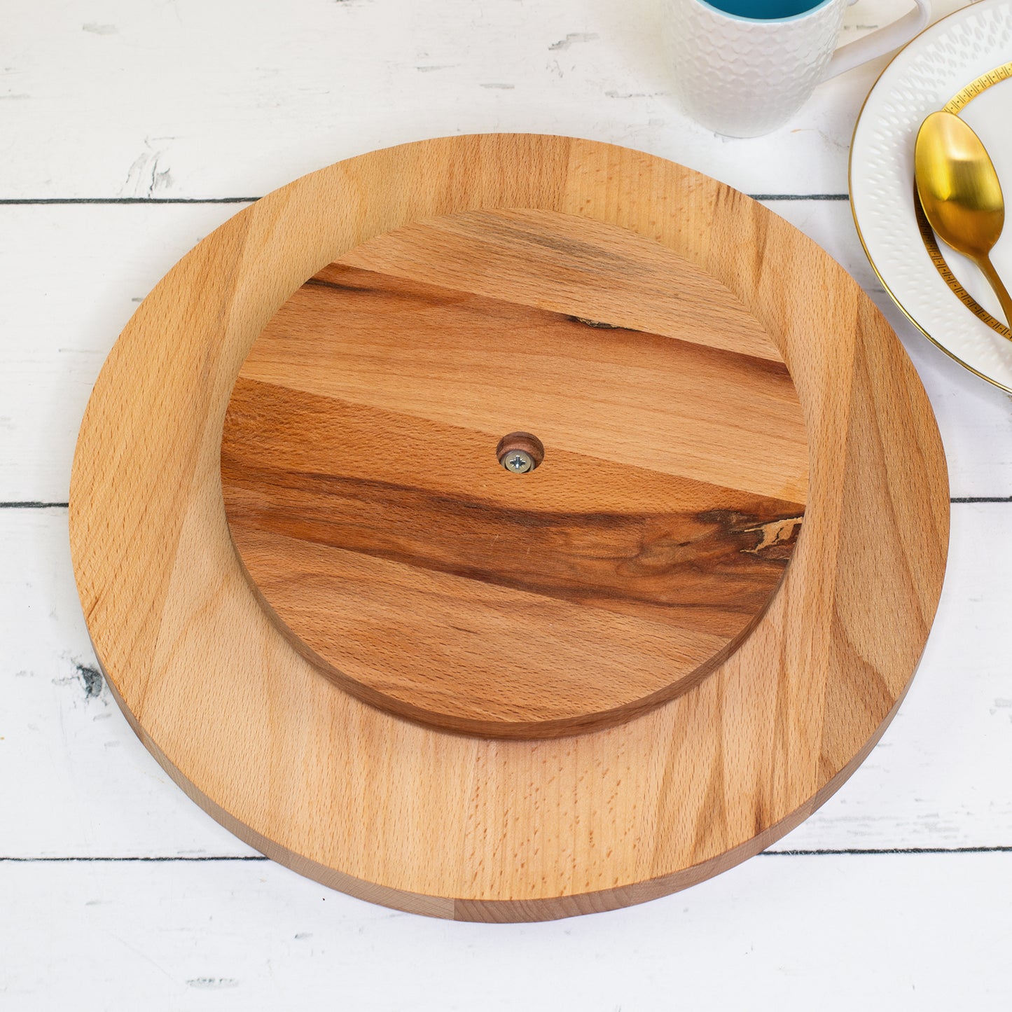 Rückseite der drehbaren Tortenplatte aus Buchenholz mit integriertem Drehelement