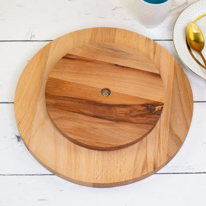 Unterseite der drehbaren Holz-Servierplatte mit montierter Drehscheibe aus Holz von oben