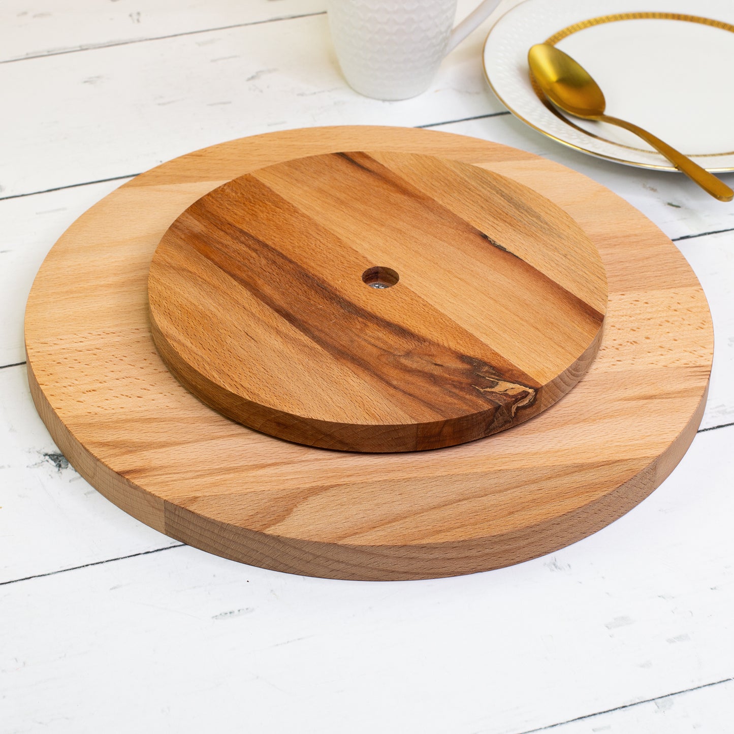 Unterseite der drehbaren Holz-Servierplatte mit montierter Drehscheibe aus Holz