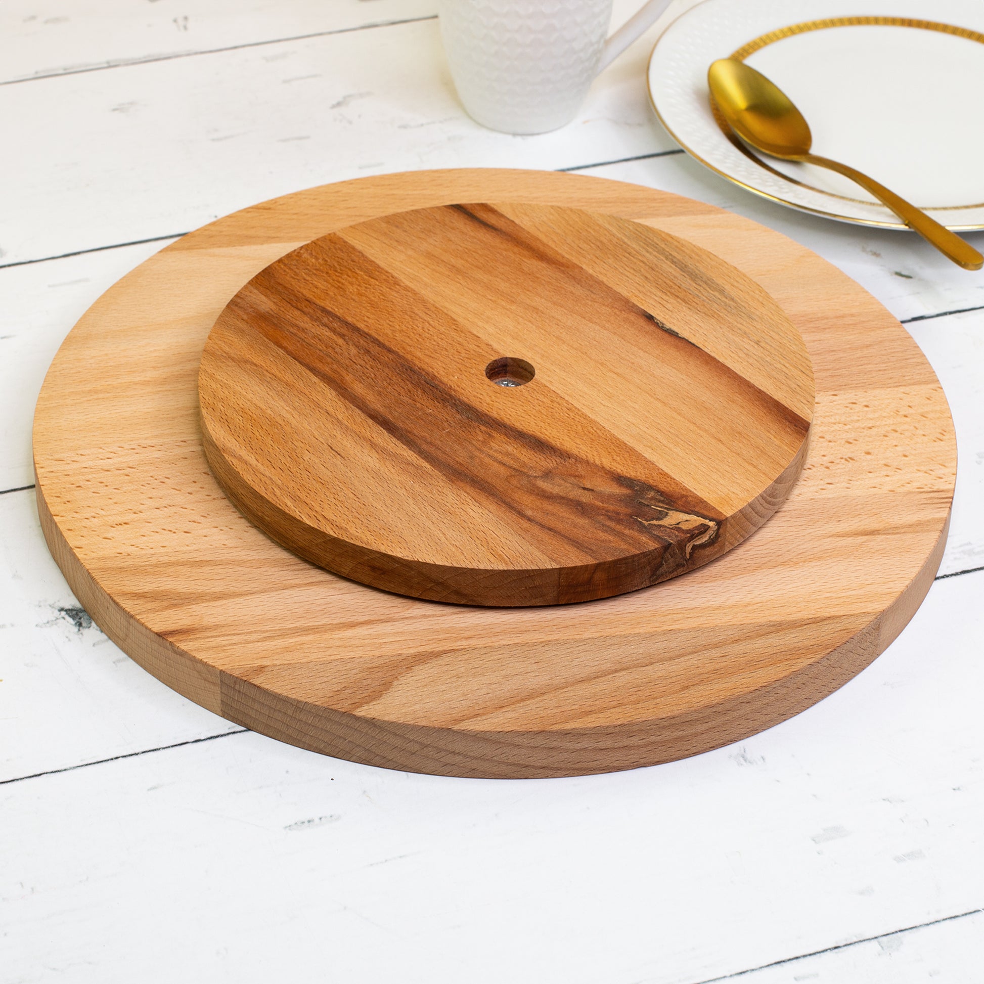 Unterseite der drehbaren Holz-Servierplatte mit montierter Drehscheibe aus Holz