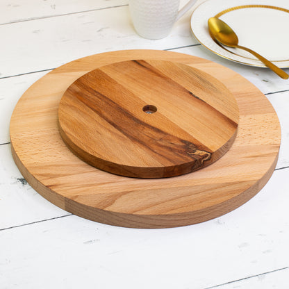 Rückseite der drehbaren Tortenplatte aus Buchenholz mit integriertem Drehelement seitlich fotografiert