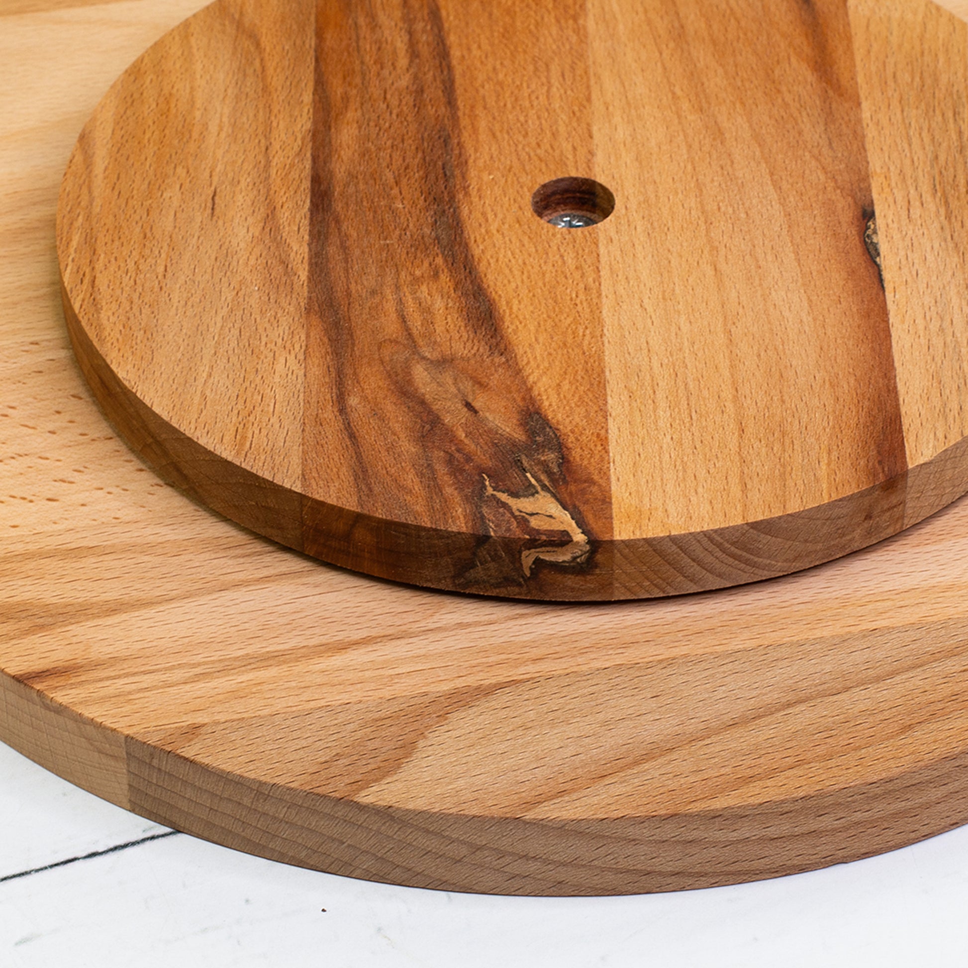 Nahaufnahme der Rückseite der drehbaren Tortenplatte aus Buchenholz mit integriertem Drehelement