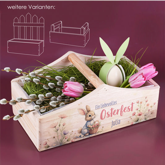 Personalisierter Pflanzkorb zu Ostern mit Hasenmotiv und Name – Holzkiste mit Blumen und Zaunrückwand und Variantenauswahl.