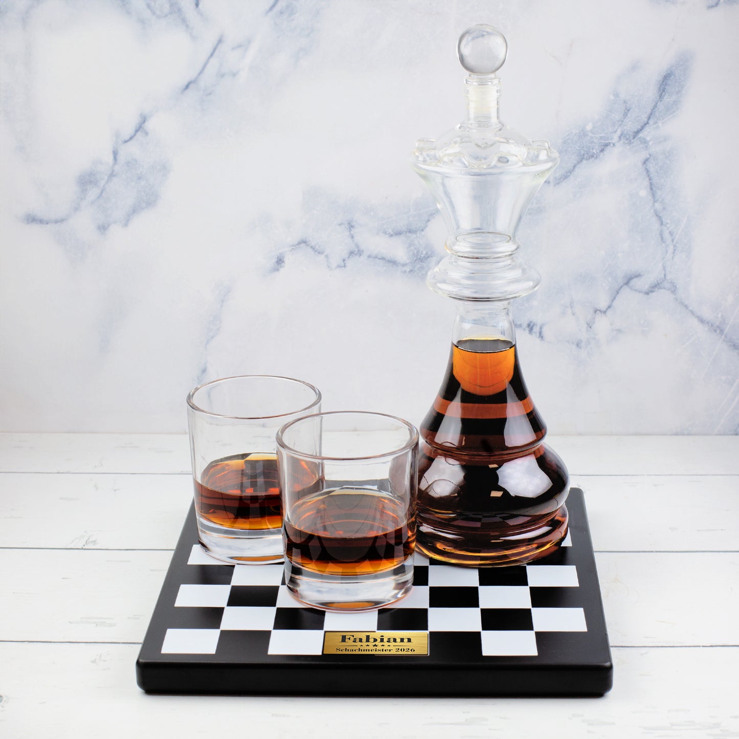 Schach Whisky Set mit Glasdekanter in König-Form, zwei Gläsern und personalisierter Plakette Fabian