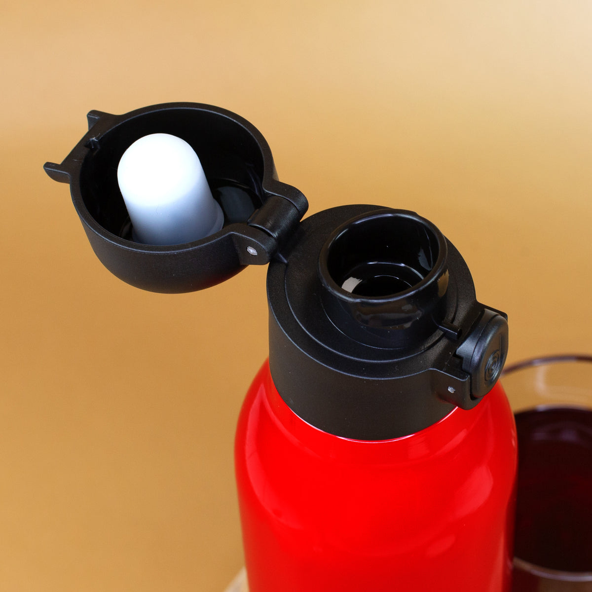 Detailansicht des geöffneten schwarzen Deckels der roten personalisierten Durstlöscher-Trinkflasche