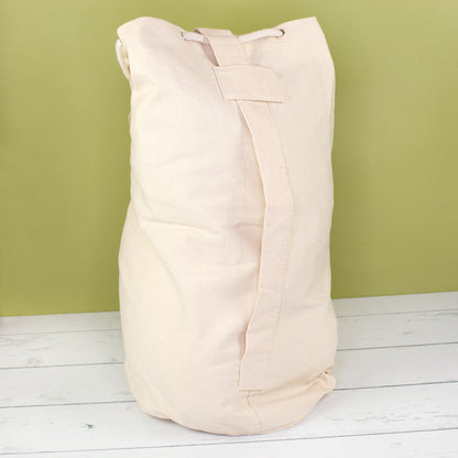 Rückseite des naturfarbenen Geschenkesacks in Seesack-Form für XXL Jenga Geburtstagsgästebuch