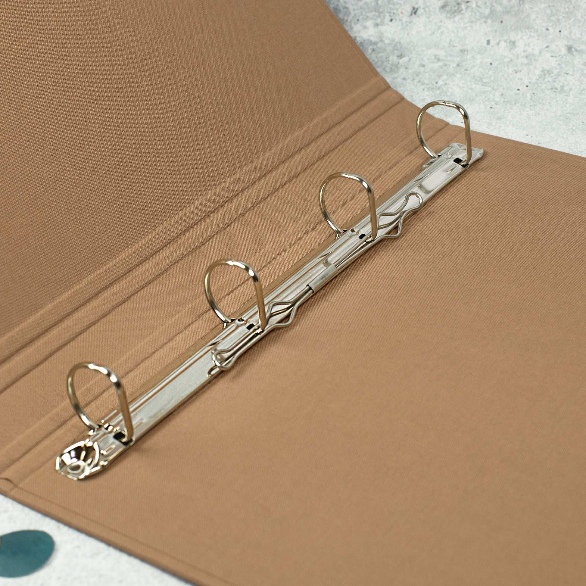 Innenansicht einer braunen Leinen-Zeugnismappe mit 4-Ring-Mechanismus