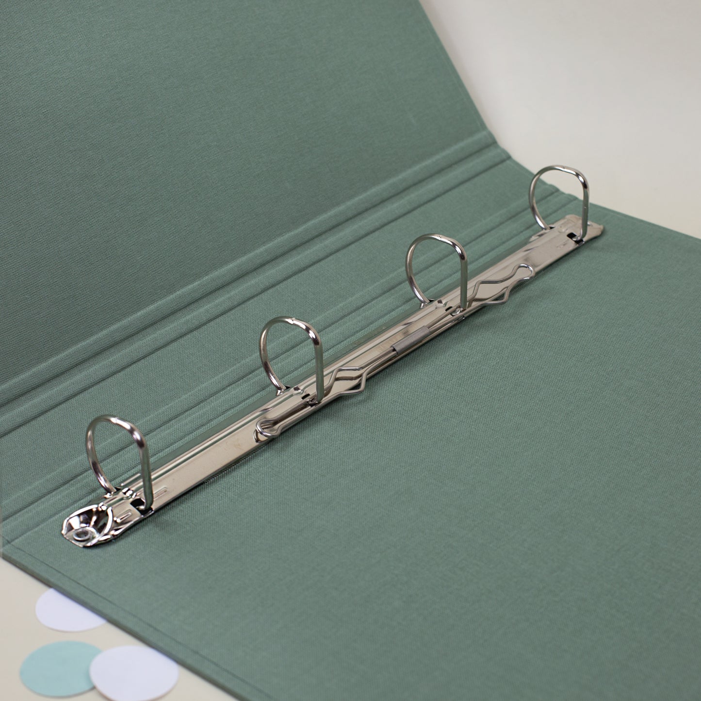 Innenansicht einer grünen Leinen-Zeugnismappe mit 4-Ring-Mechanismus