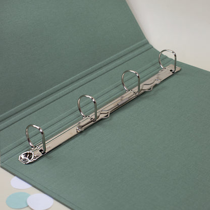 Innenansicht einer grünen Leinen-Zeugnismappe mit 4-Ring-Mechanismus