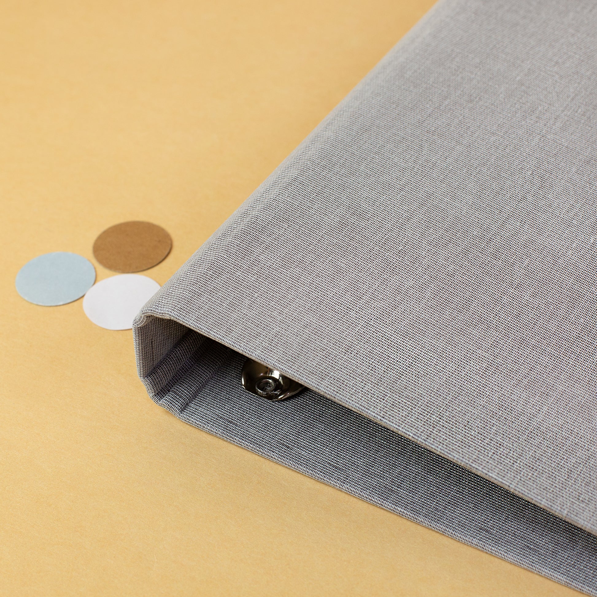 Detailansicht der grauen Zeugnismappe aus Leinen mit sichtbarer Leinenstruktur