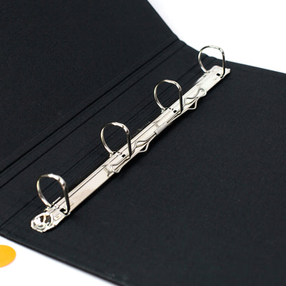 Detailaufnahme des 4-Ring-Verschlusses der Zeugnismappe in Schwarz