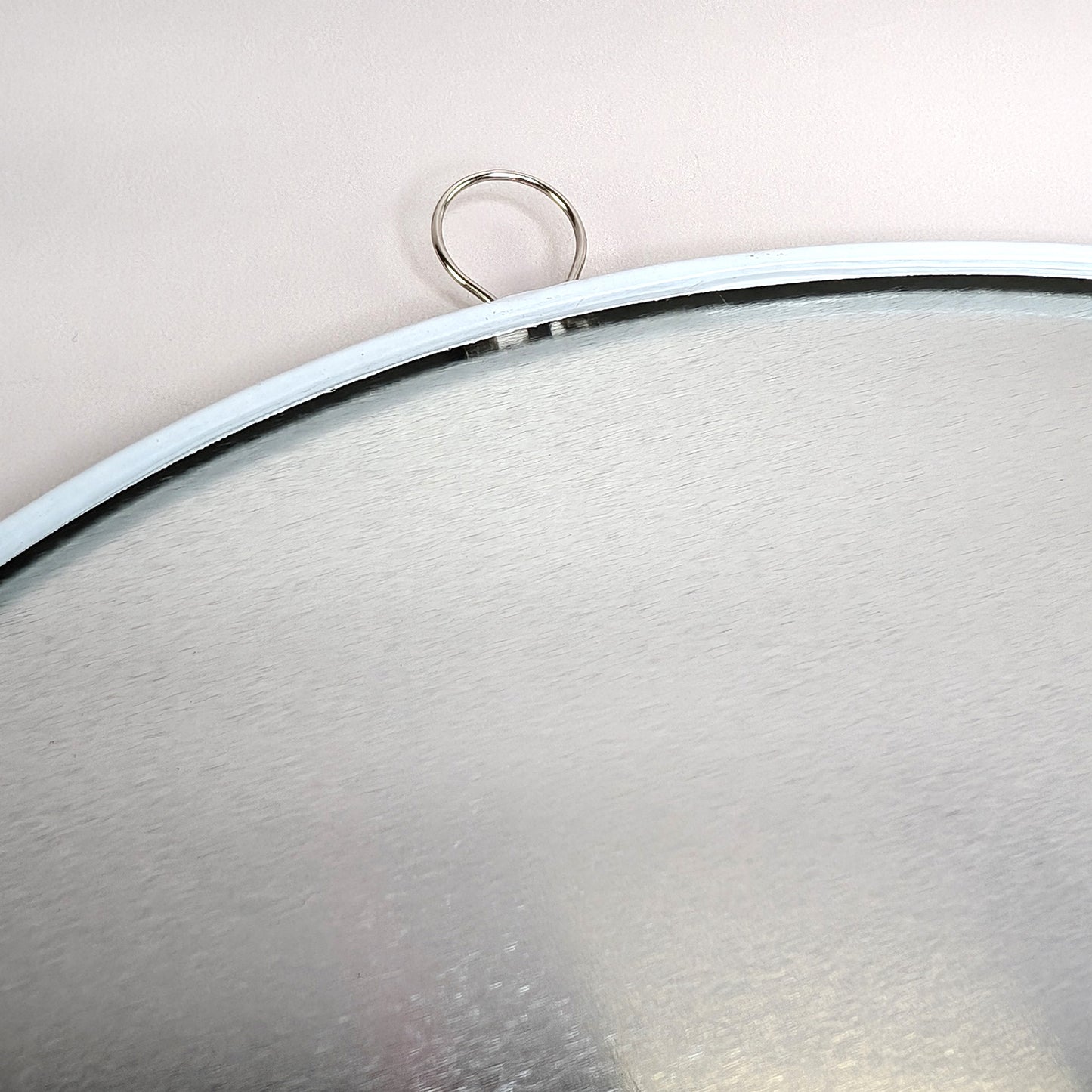 Rundes Blechschild zum Geburtstag & Jubiläum 25 cm im Verkehrsschild Design - Nahaufnahme Öse von hinten