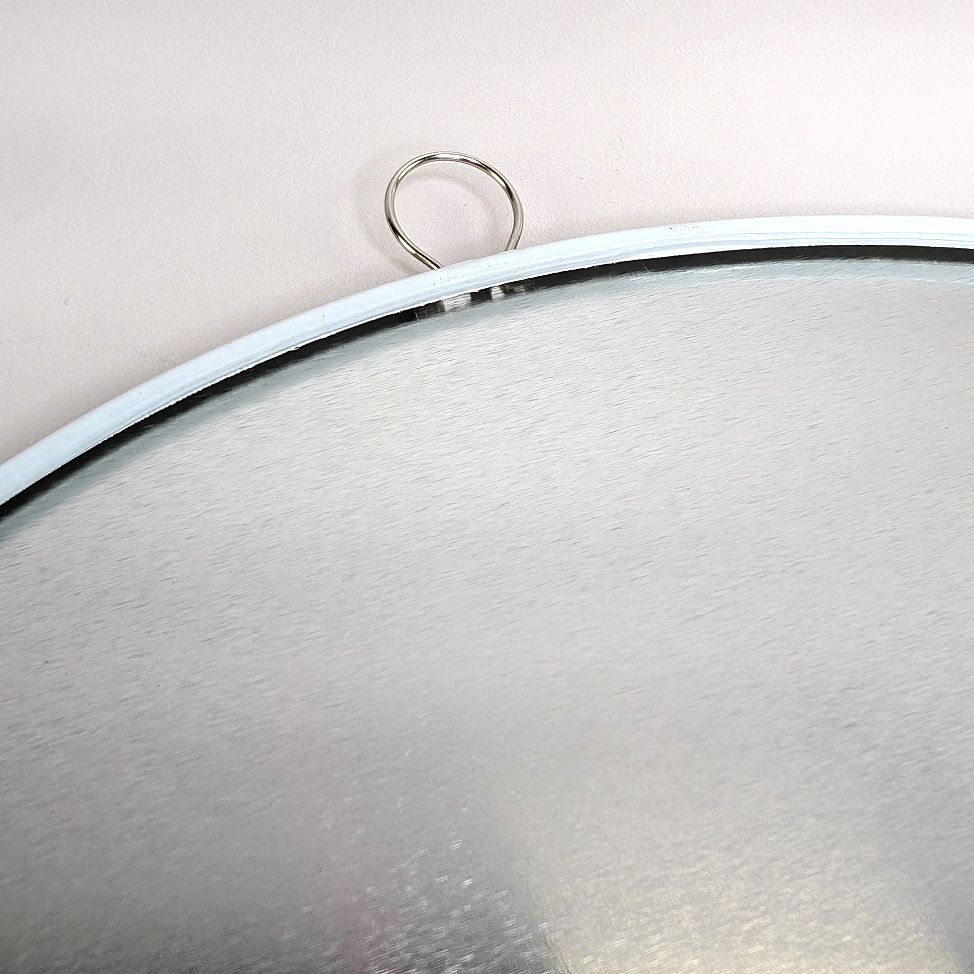 Rundes Blechschild zum Geburtstag & Jubiläum 25 cm im Verkehrsschild Design - Nahaufnahme Öse von hinten