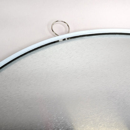 Rundes Blechschild zum Geburtstag & Jubiläum 25 cm im Verkehrsschild Design - Nahaufnahme Öse von hinten