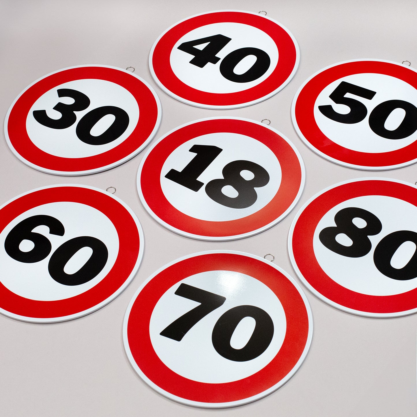 Rundes Blechschild zum Geburtstag & Jubiläum 25 cm im Verkehrsschild Design - Übersicht seitliche Nahaufnahme