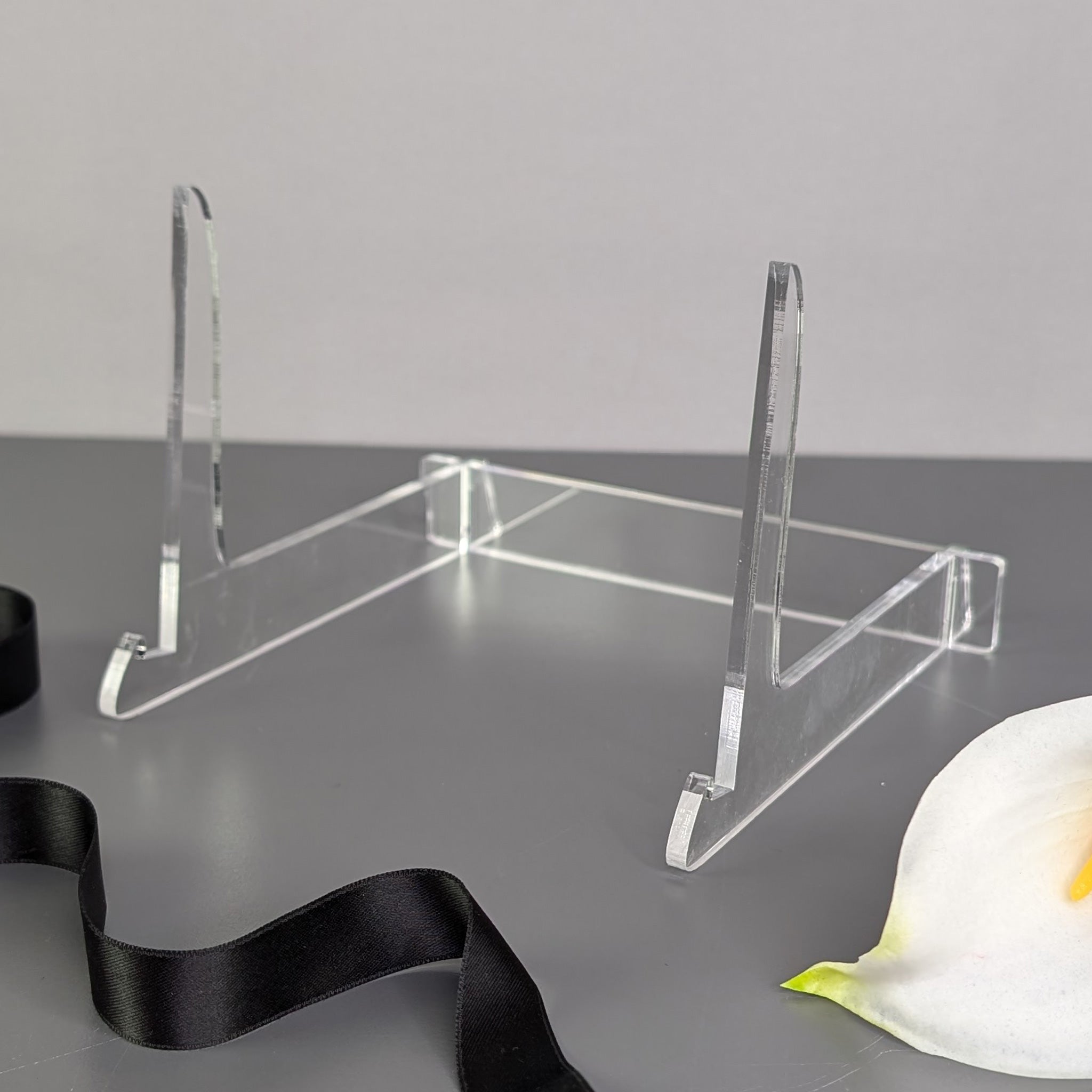 Transparenter Acryl-Ständer für Schieferplatten – freistehend auf grauem Untergrund