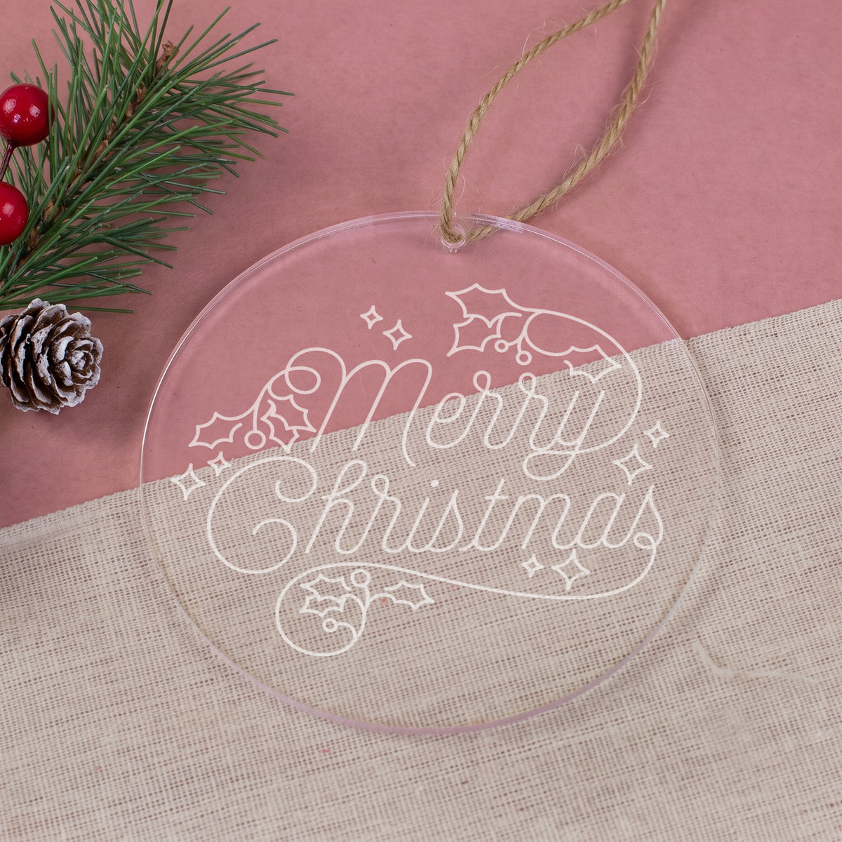 Transparente Weihnachtskugel aus Acryl mit gelasertem Merry Christmas Schriftzug