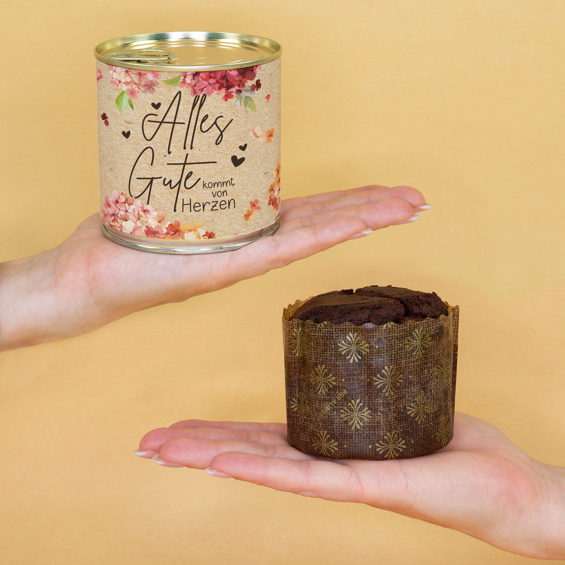 Schokoladen Brownie Kuchen in der Dose mit Alles Gute kommt von Herzen Motiv und Brownie auf der Hand
