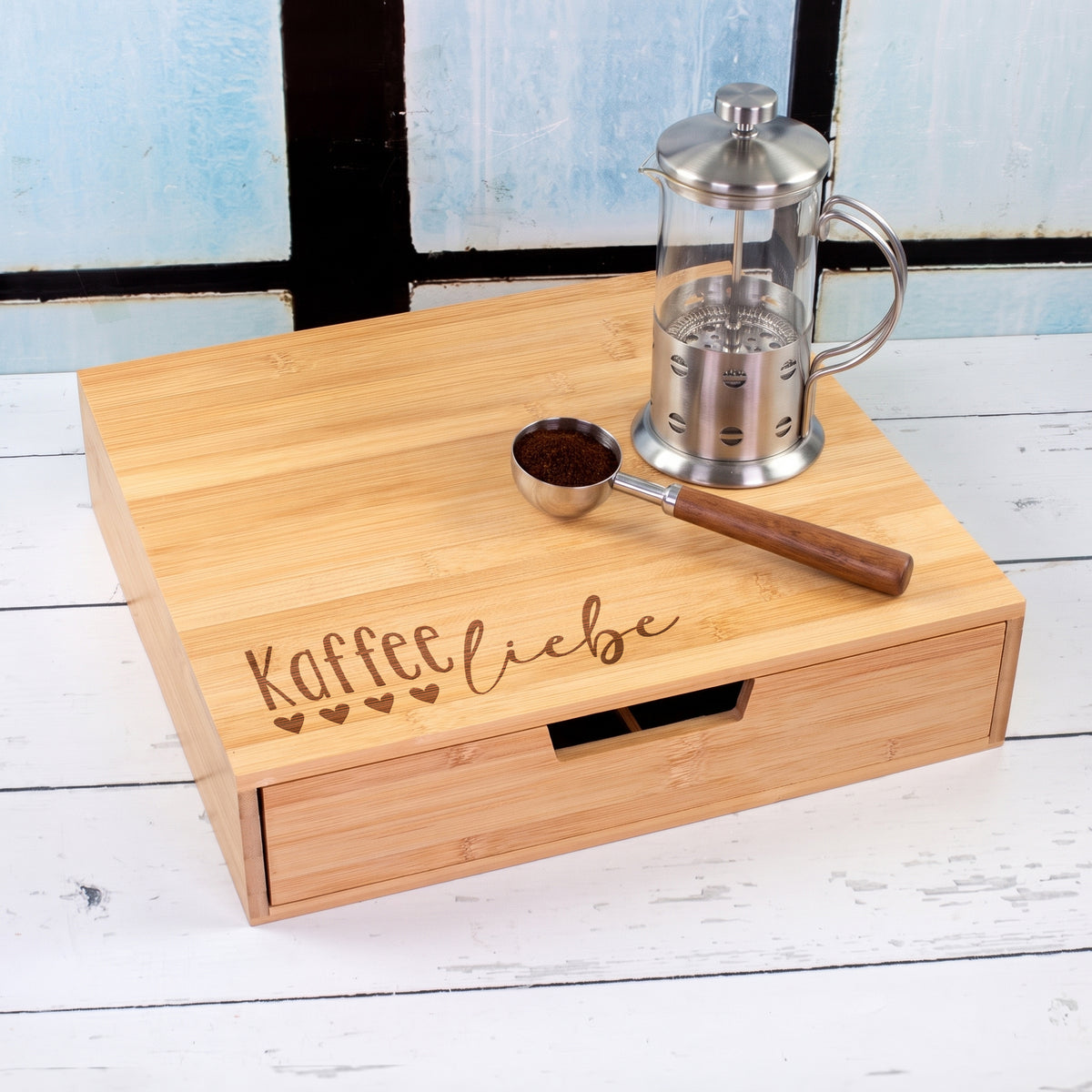Kaffeestation aus Bambus mit Schublade und lasergraviertem Kaffeeliebe Motiv mit French Press