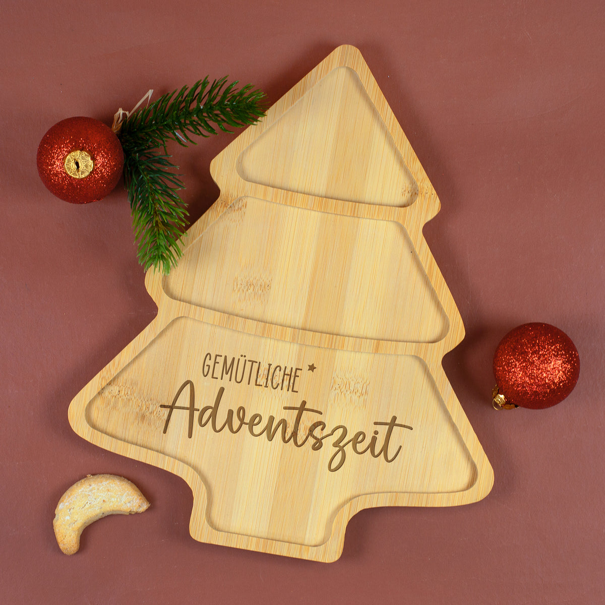 Plätzchenteller aus Bambus 'Gemütliche Adventszeit' in Weihnachtsbaum Form | Servierbrett als Geschenk