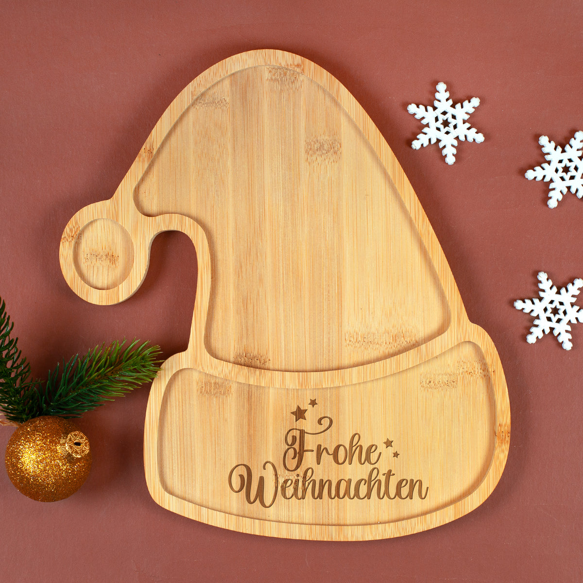 Plätzchenteller & Servierbrett aus Bambus mit Gravur 'Frohe Weihnachten'  | Form Weihnachtsmütze