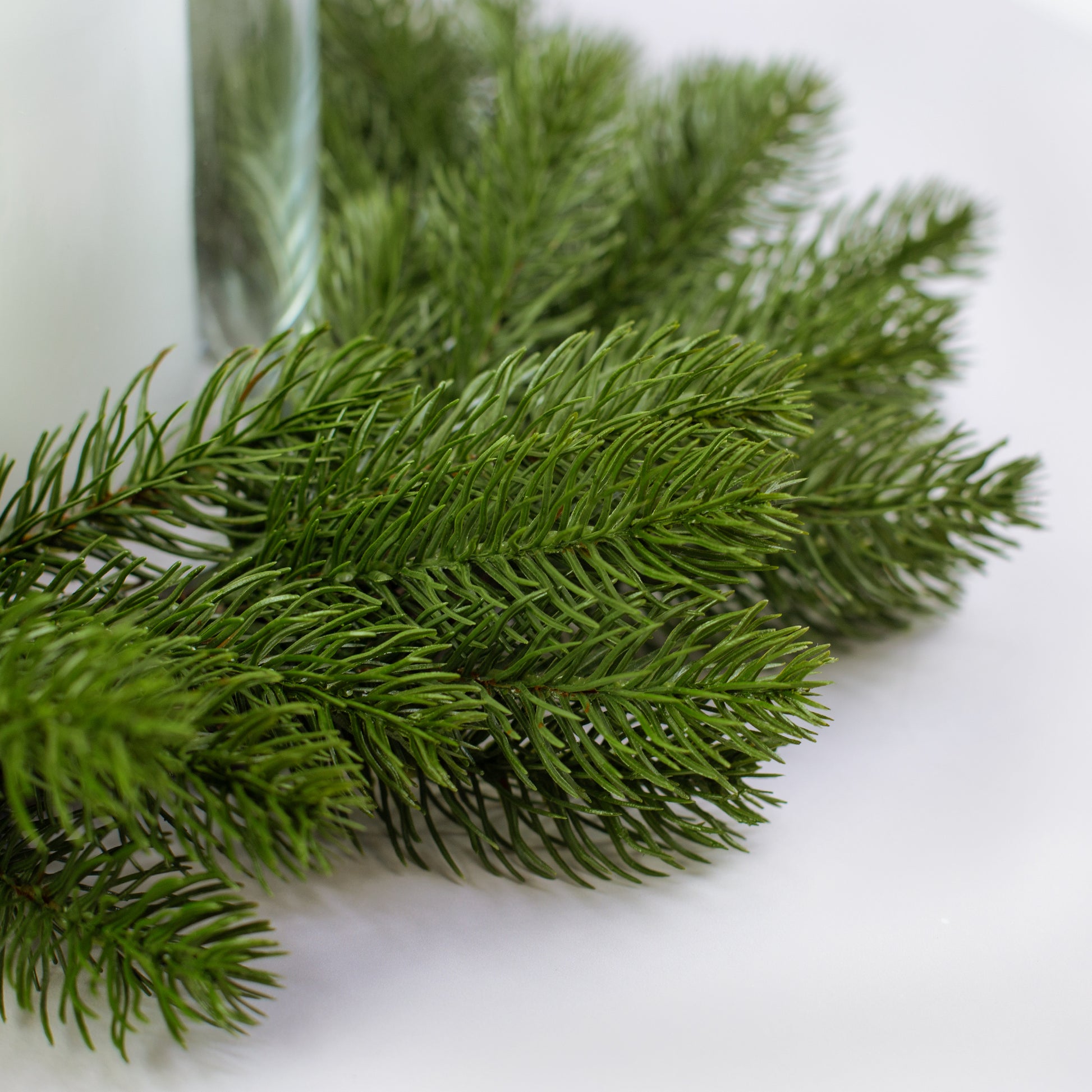 Detailaufnahme der künstlichen Tannenzweige des Weihnachtskranzes