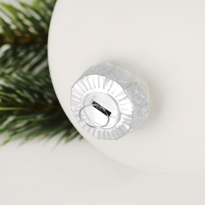 Detail silberne Aufhängung einer weißen Weihnachtskugel