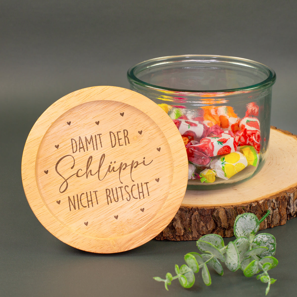 Vorratsglas mit Holzdeckel und graviertem Spruch Damit der Schlüppi nicht rutscht mit Süßigkeiten