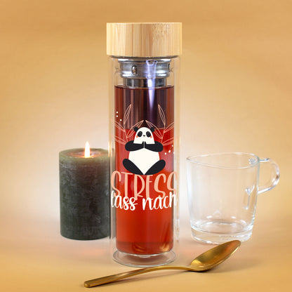 Glasflasche mit Teesieb und rotem Tee, Panda-Aufdruck Stress lass nach, Bambusdeckel, Kerze, Tasse und Löffel