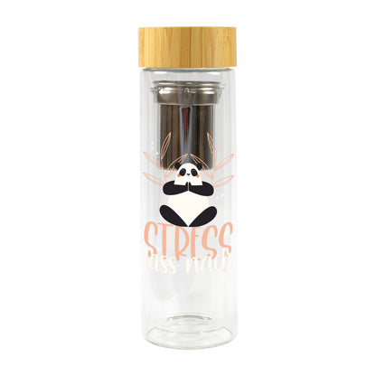 Freigestellte doppelwandige Glasflasche mit Edelstahl-Teesieb, Bambusdeckel, Panda-Motiv und Spruch Stress lass nach