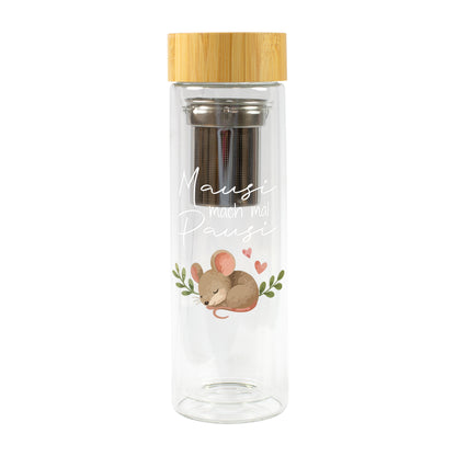 Freigestellte Glasflasche mit Edelstahl-Teesieb, Bambusdeckel, schlafender Maus und Spruch Mausi mach mal Pausi