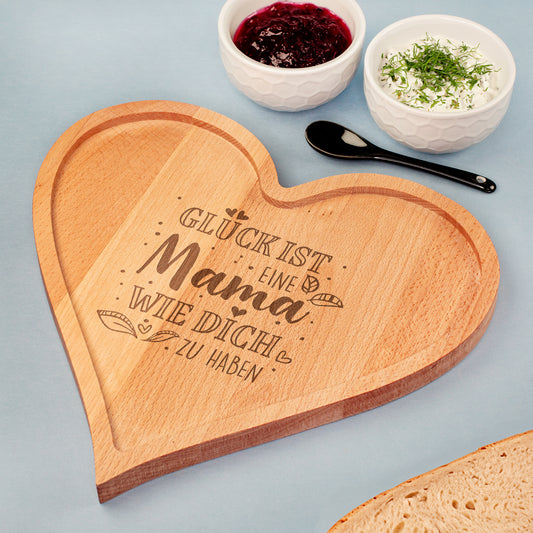 Holz Herzbrettchen mit Gravur im Einsatz als Servierbrett mit Dips und Brot