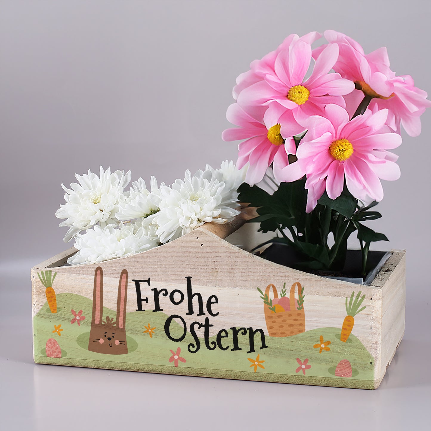 Holz Pflanzkorb mit Mittelgriff und Aufdruck „Frohe Ostern“ im Osterhasen-Design mit Blumen dekoriert